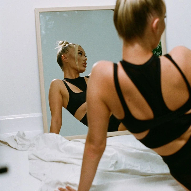 Сексуальные укороченные топы с вырезами имитация двух предметов летняя одежда