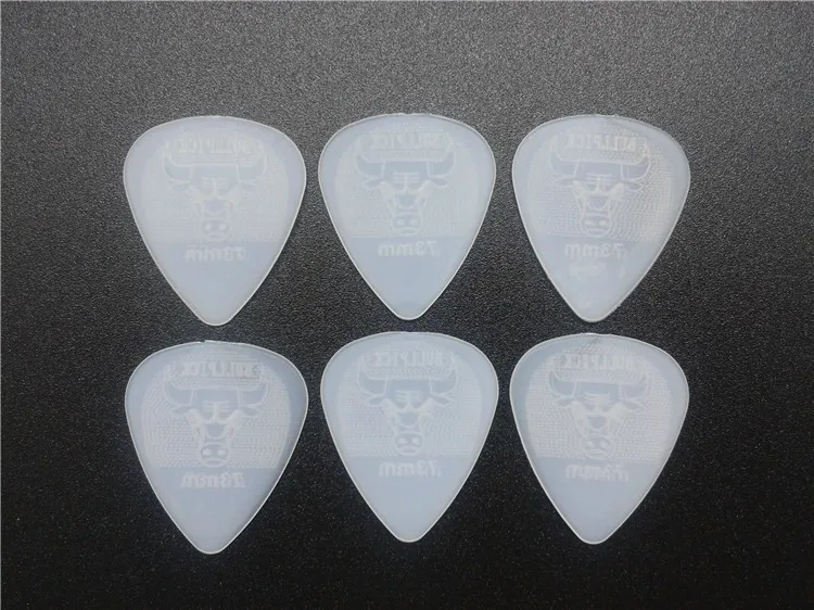 12 stücke bull kopf 073mm gitarre pick super durable nylon non slip design vermittler akustische elektrische guitarra streicher strum free globa
