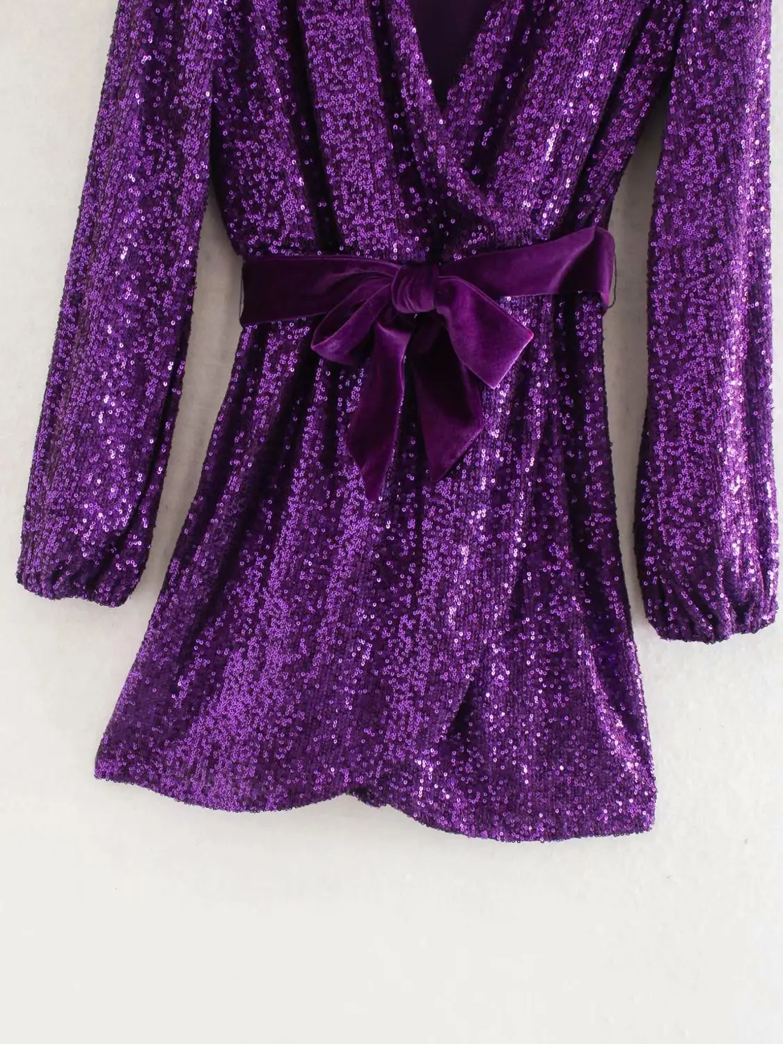 Женское мини-платье-кимоно с v-образным вырезом и бантиком на завязках поясом