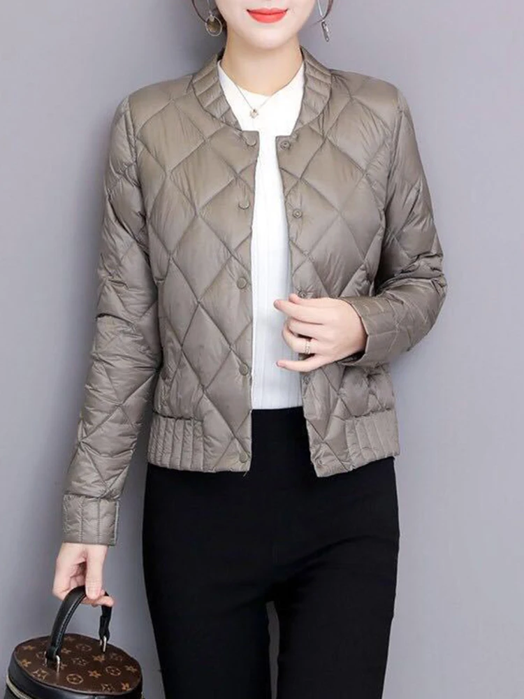 Женское короткое приталенное пальто на пуговицах с длинными рукавами