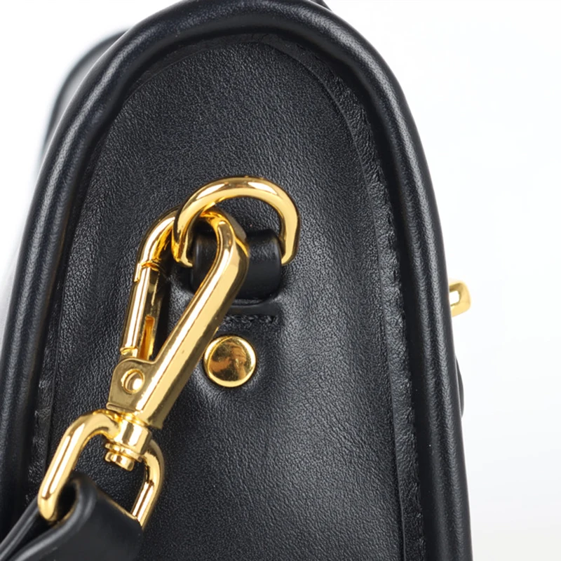 

[EAM] Women Early Spring New Zipper Chains PU Leather Personality All-match Crossbody Shoulder Bag Fashion Tide 2021 18A2203