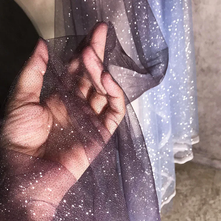 Ткань сетчатая с постепенным тиснением в виде звезд фиолетового и синего цветов |