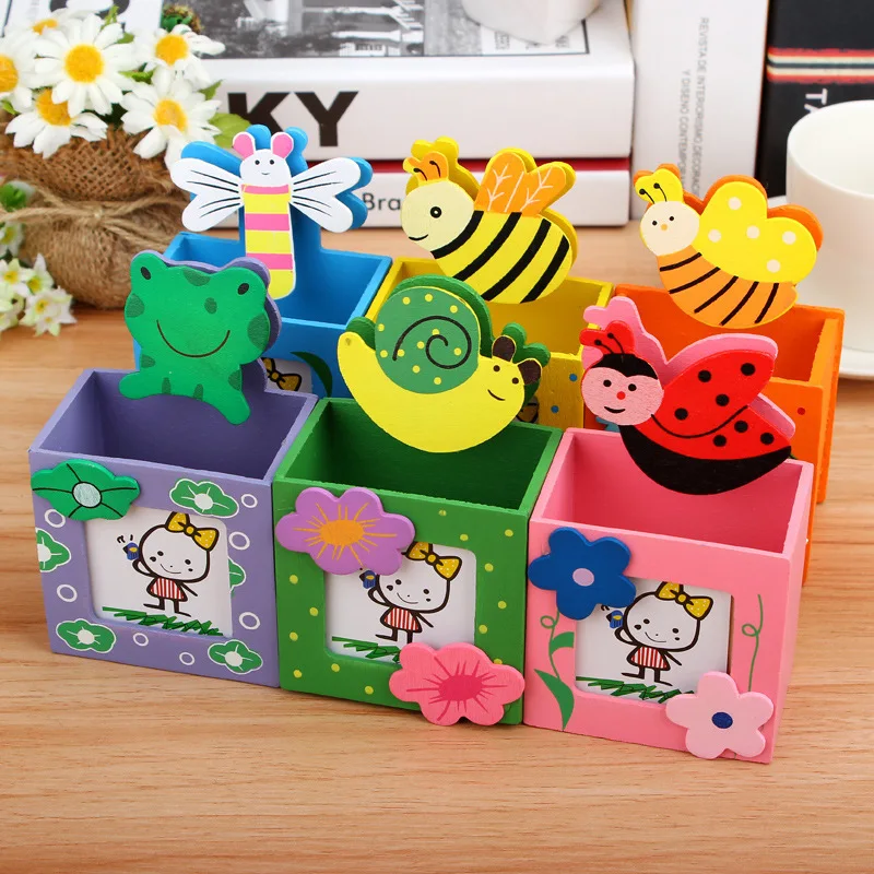 

Kawaii Creative Cartoon Cute Bee Square Photo Frame Pen Holder Children's Stationery Wholesale Prizes Desk Accessories Organizer