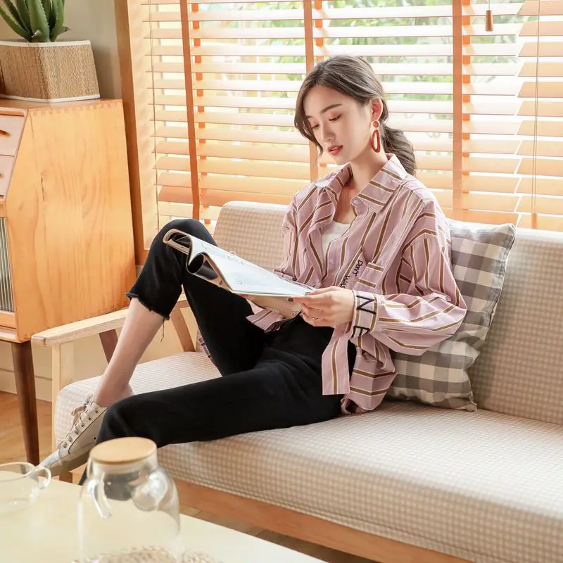 Женская блузка с буквенным принтом Cheerart розовая Свободная рубашка в полоску