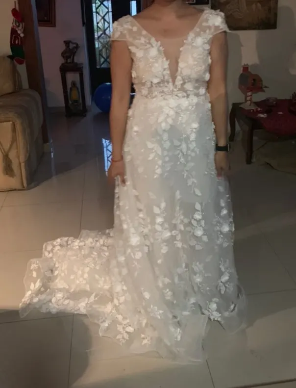 Платье свадебное с V образным вырезом цветочной аппликацией и открытой