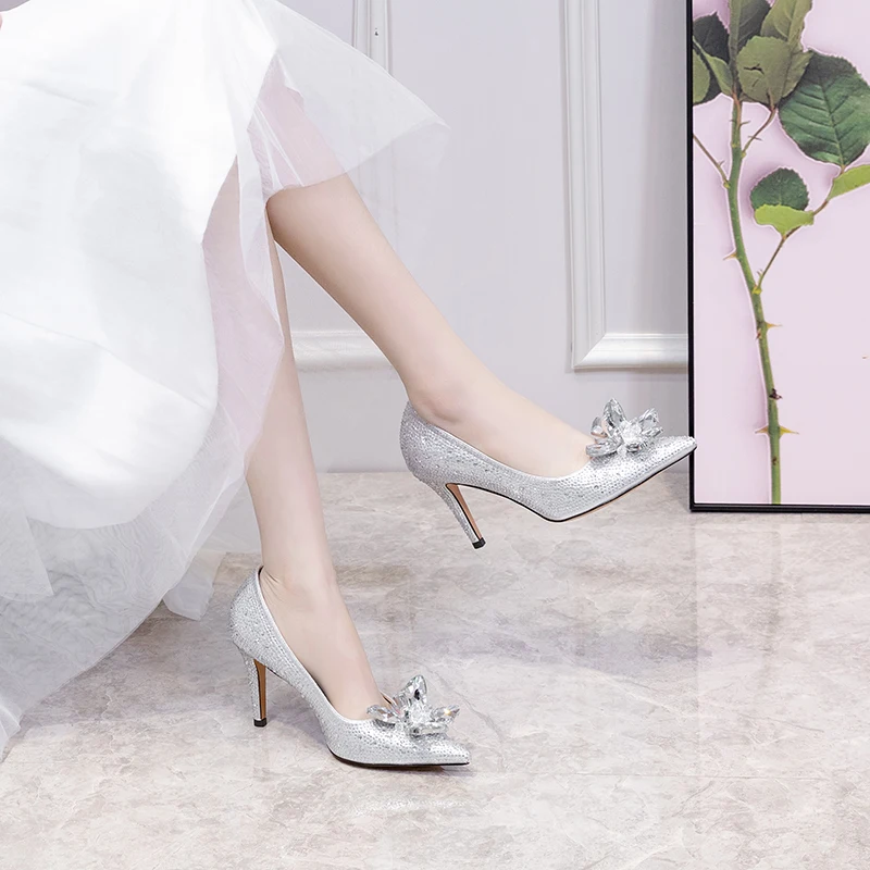 Свадебные туфли с блестящими стразами белые открытым носком на высоких каблуках