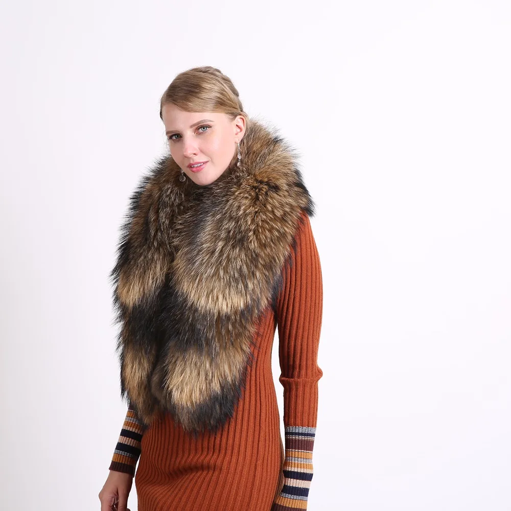 

Большой воротник из натурального меха