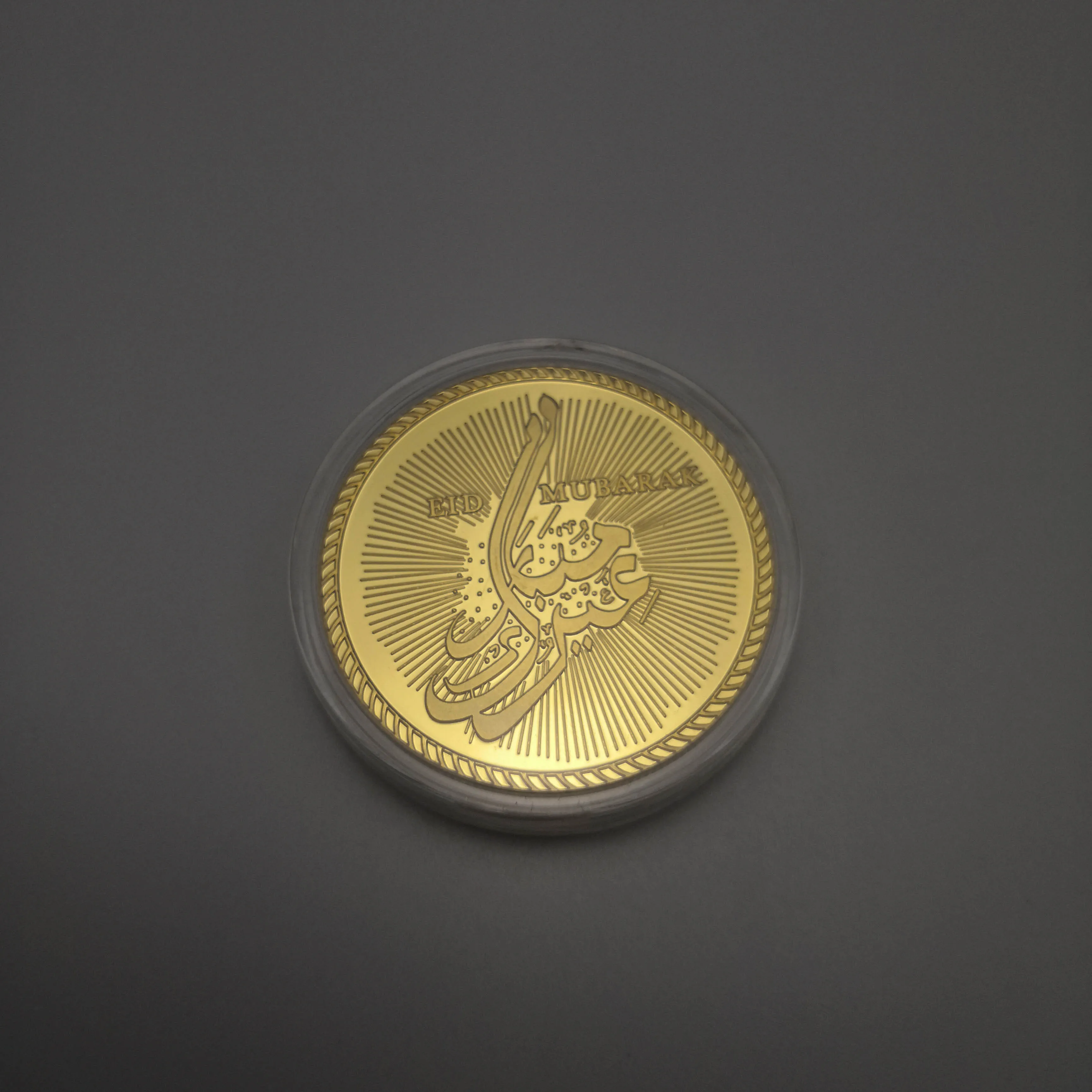 Коллекция серебряных и золотых сувенирных металлических монет в Саудовской