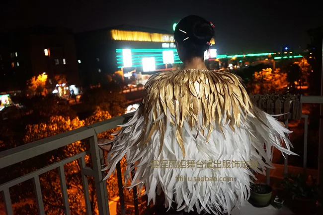 Золотая и белая натуральная накидка с перьями на заказ для сценической