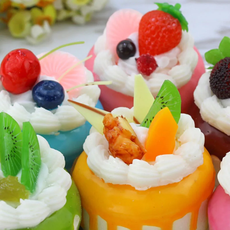 Искусственный десерт маленькие пирожные искусственное украшение еды фотография