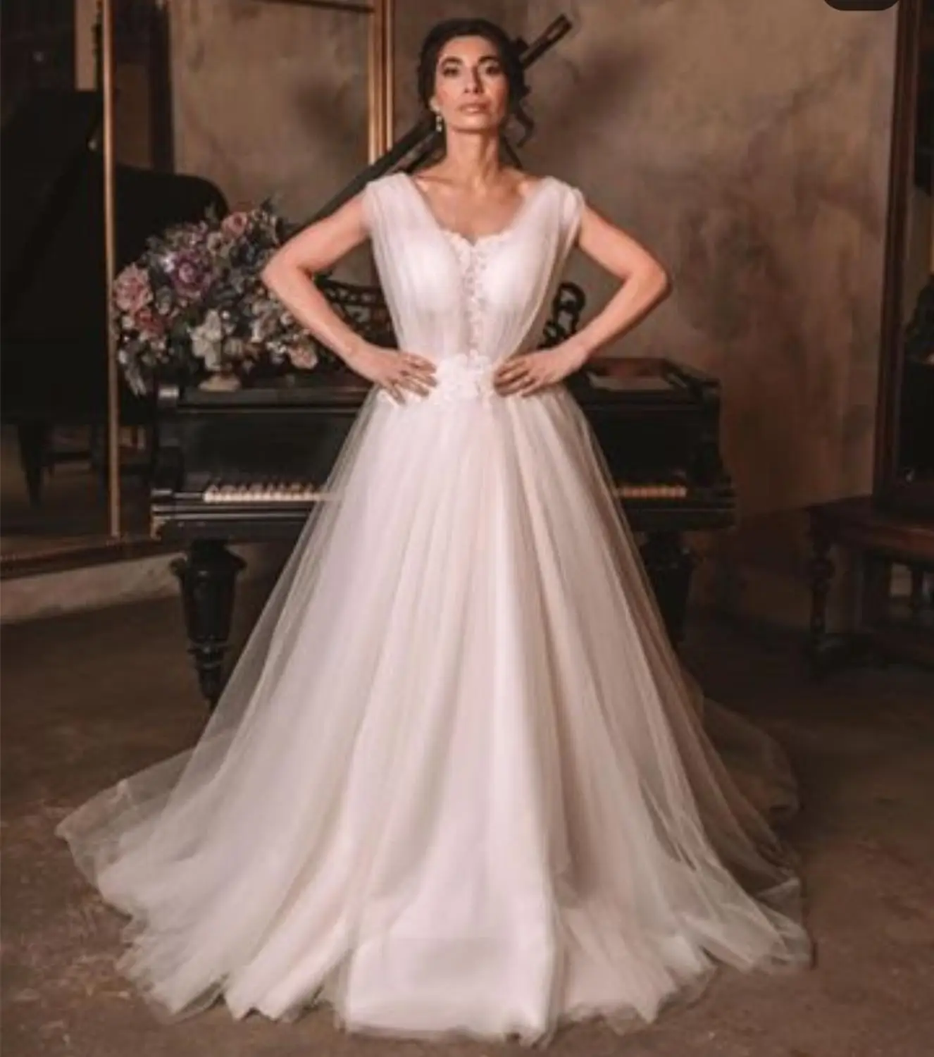 Свадебное платье без рукавов трапециевидной формы из тюля в пол великолепное