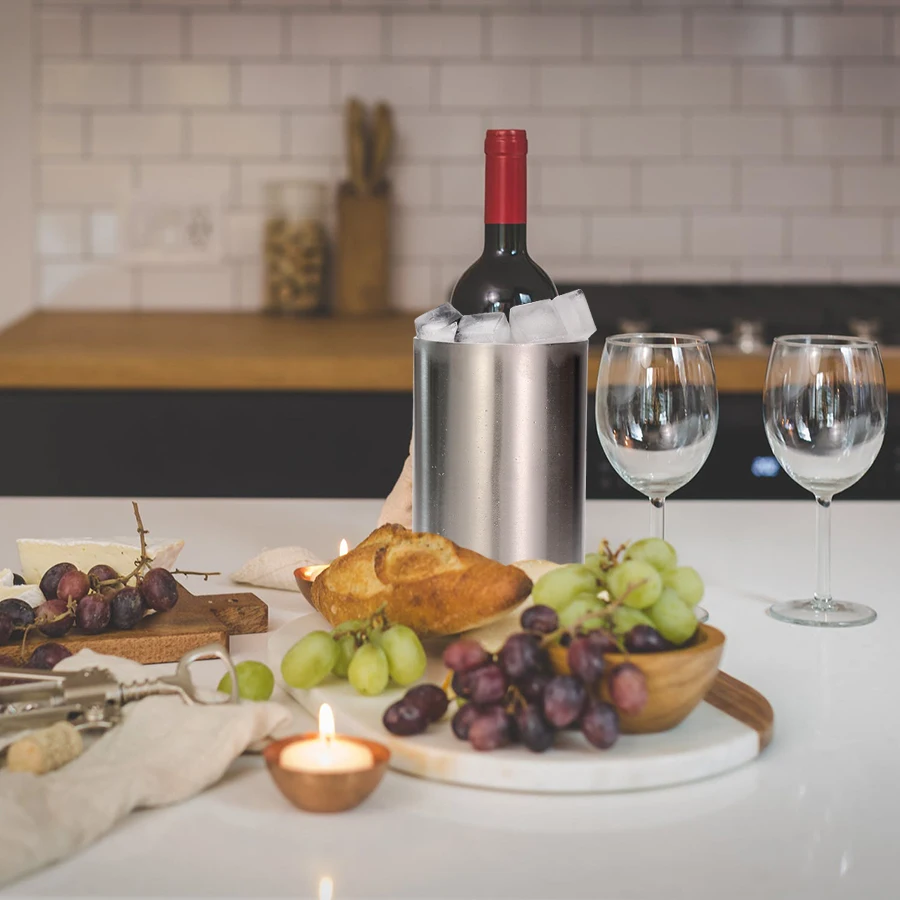 

Kitchen,Dining & Bar