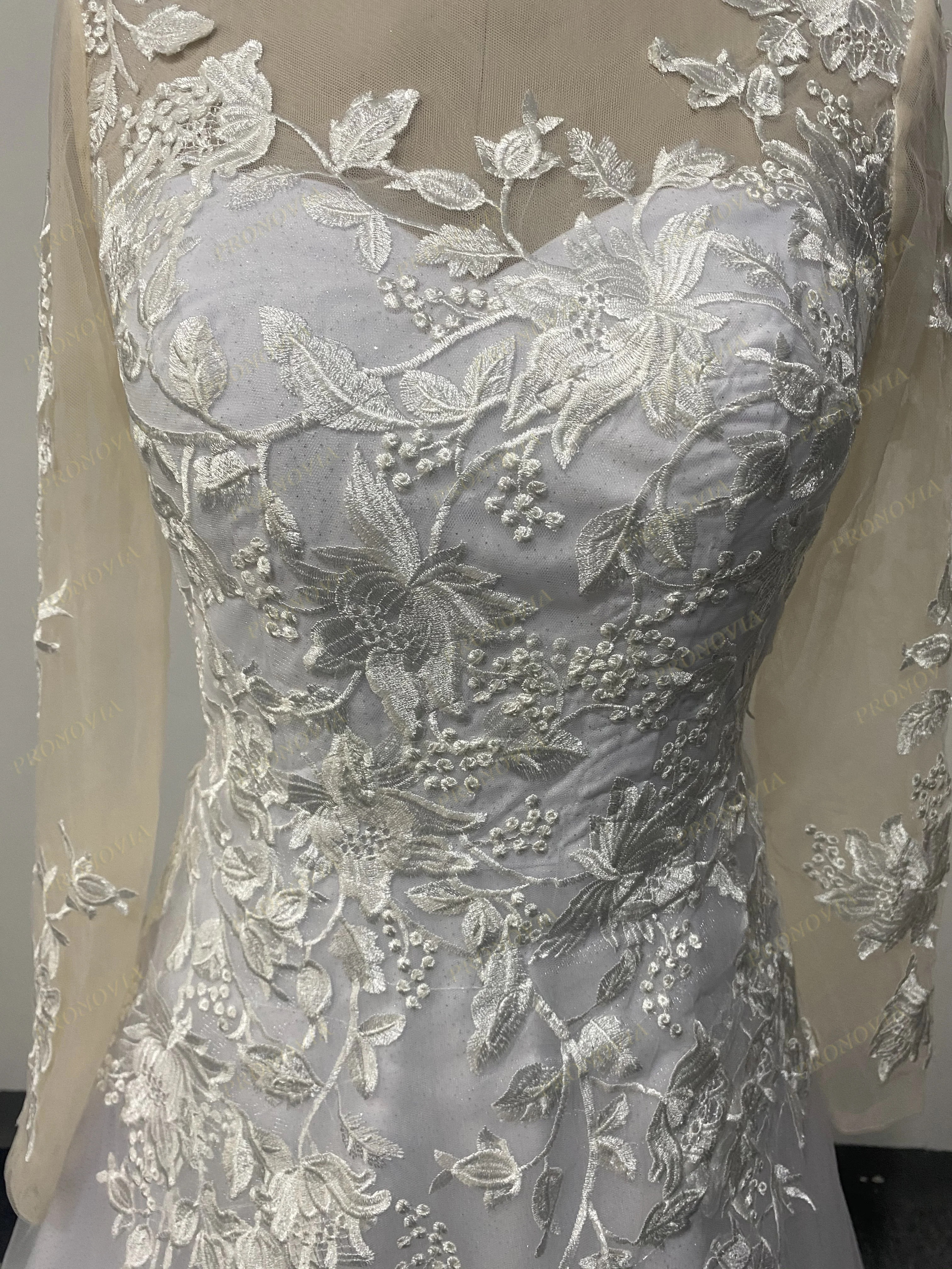 Кружевное свадебное платье с аппликацией из блестящего тюля длинными рукавами и