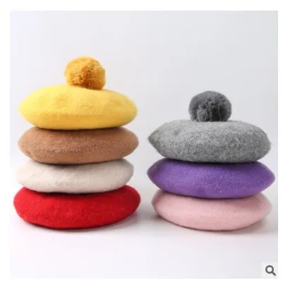 Милая шерстяная шапочка небесно-голубого цвета с помпоном из кроличьего меха