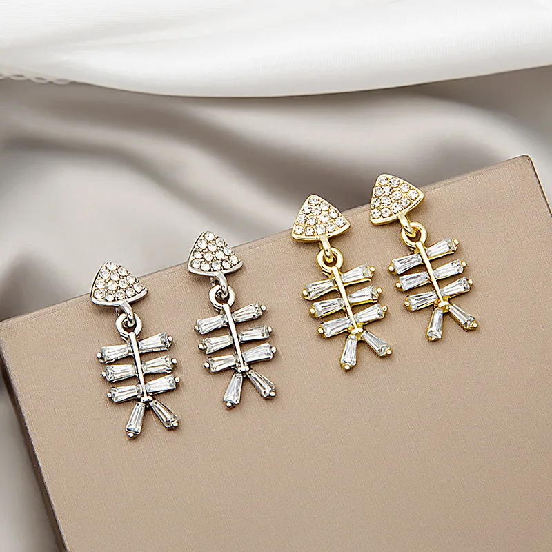 Женские асимметричные серьги-гвоздики с цирконом кошачьи и рыбные кости цвета