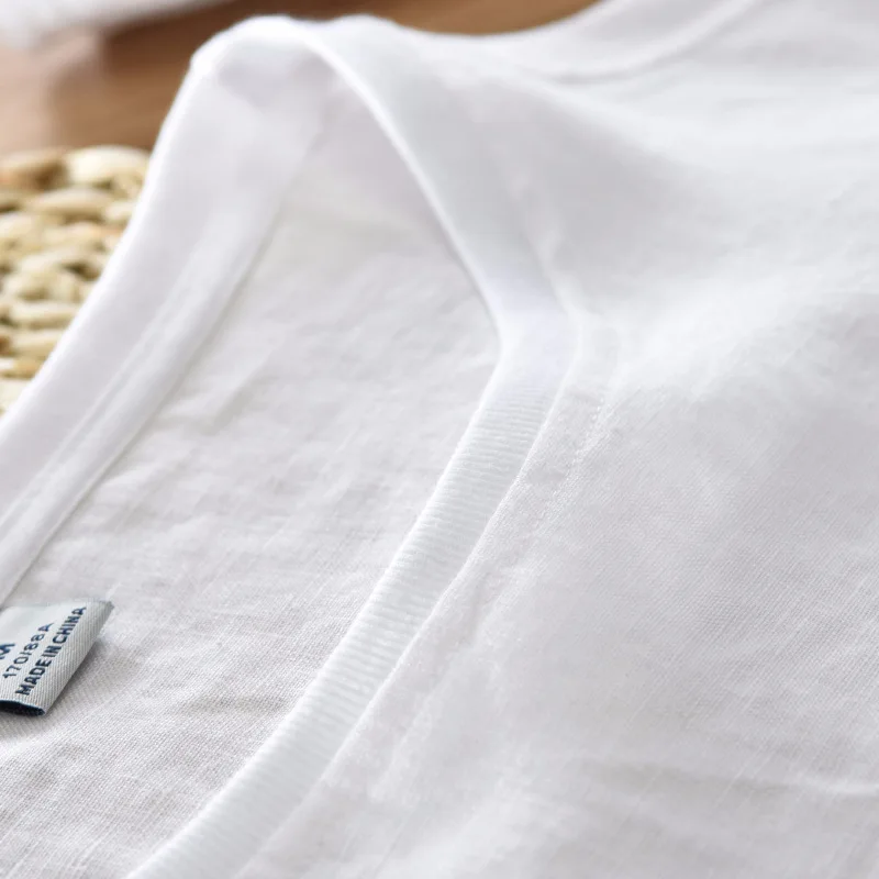 Короткая мужская футболка с круглым вырезом и рукавами из чистого льна принтом