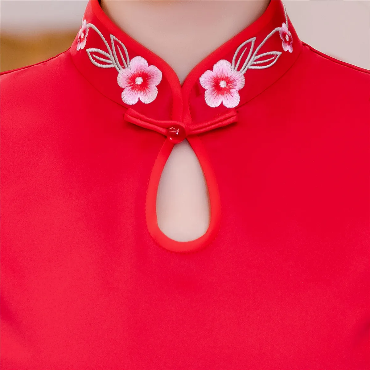 Шанхай история Замочная скважина с коротким рукавом Цветочная вышивка Qipao