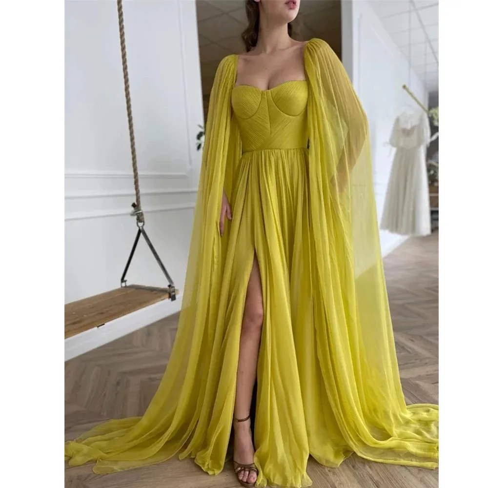 

A Line Sweetheart Pleats Side Slit Evening Gowns 2023 Elegant Citrine Yellow Silk Chiffon Prom Dresses With Long Cape
