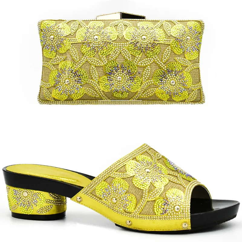 Комплект из туфель и сумочки серебристого цвета в африканском стиле Итальянский