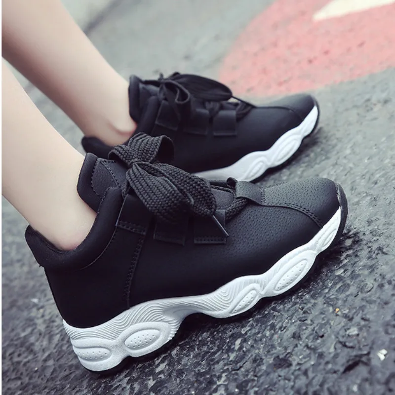 Женские кроссовки на платформе удобные дышащие из искусственной кожи плоской