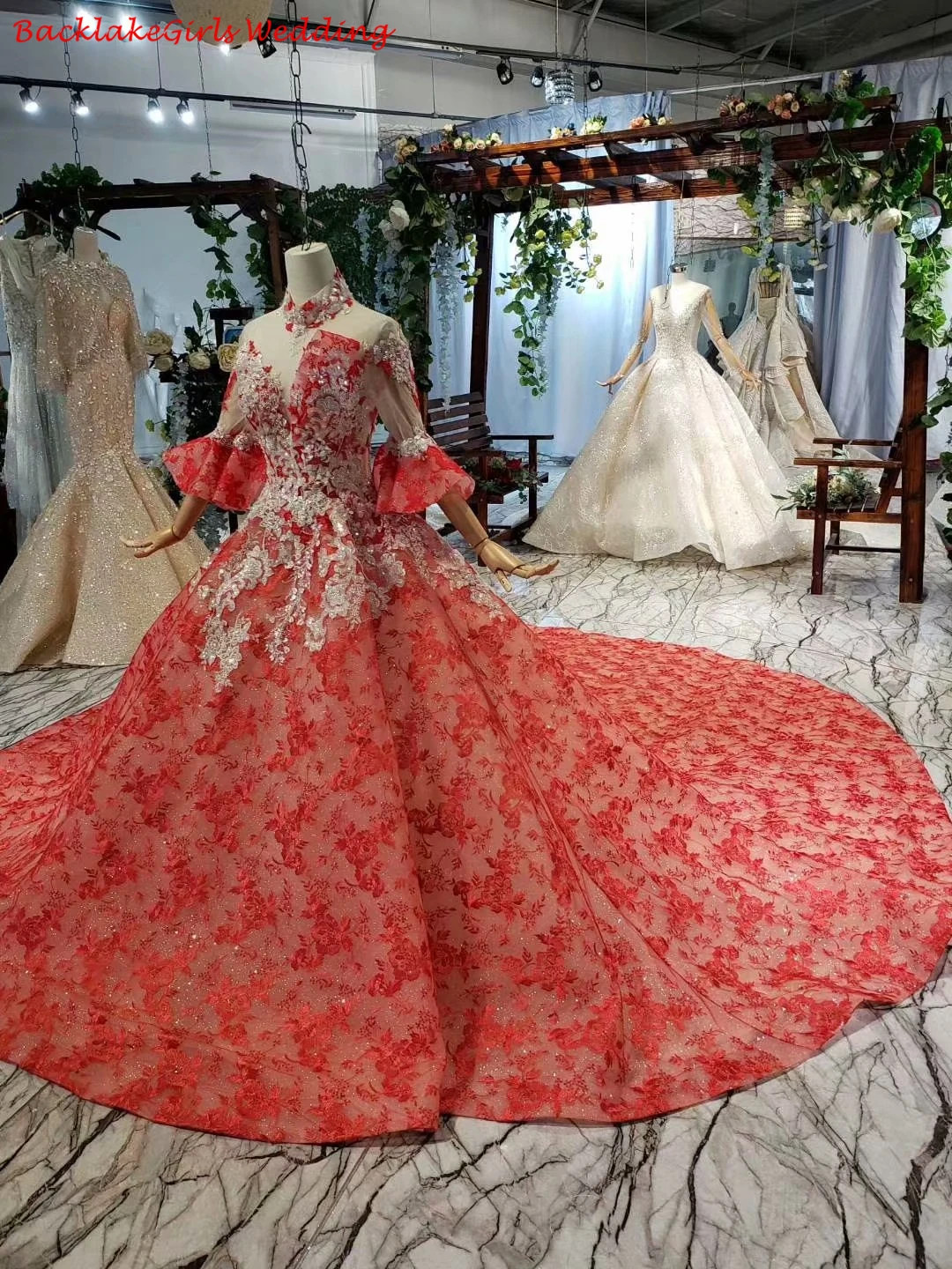 Красное Бальное Платье с ожерельем и Расклешенным рукавом аппликация из цветов