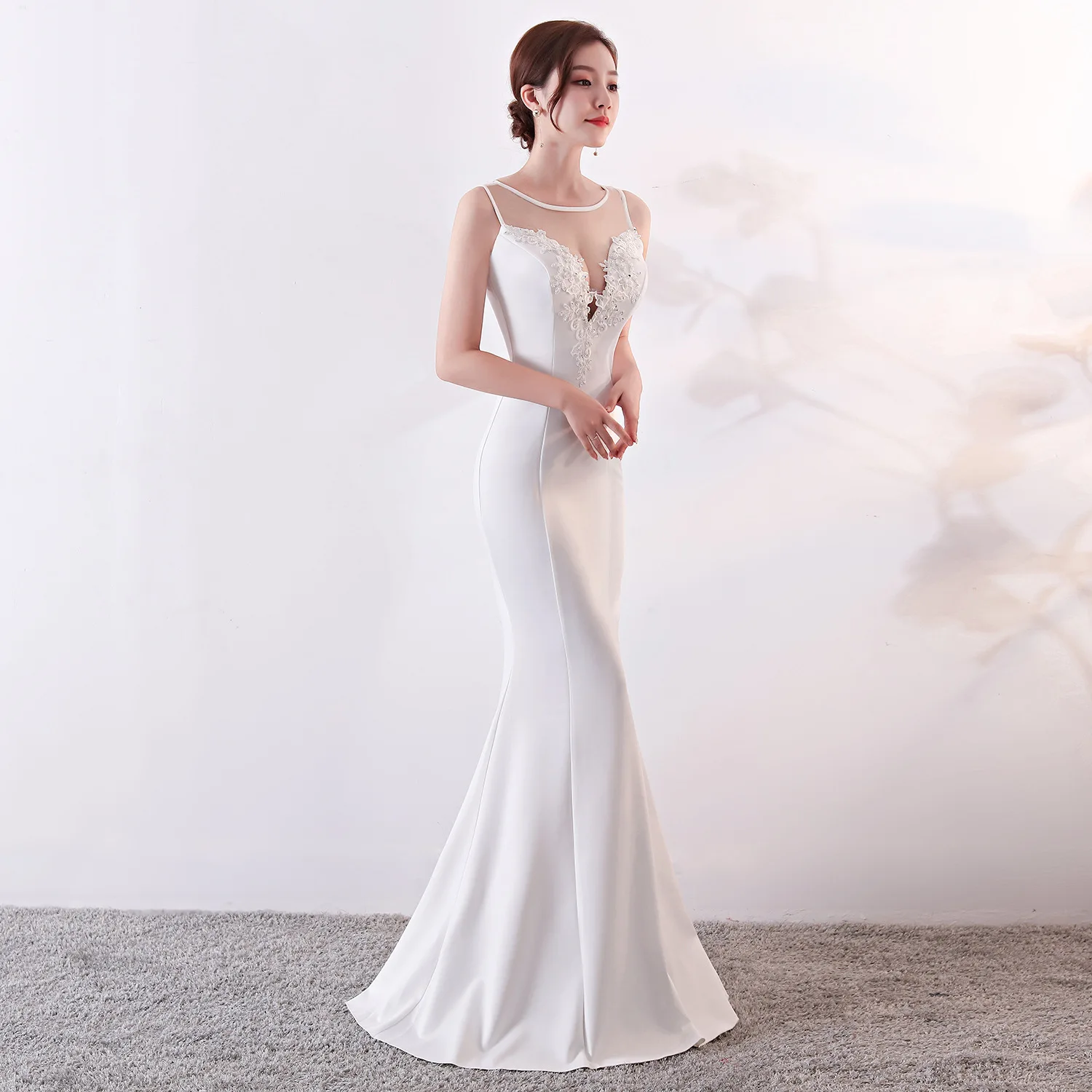 Простое прозрачное длинное кружевное платье с вырезом русалка и блестками |