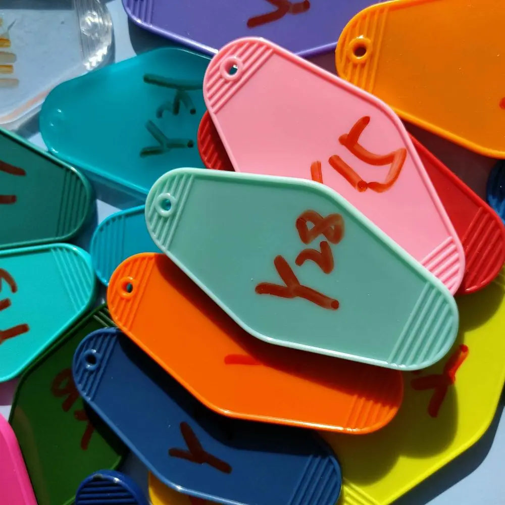 

30 шт. оптовая продажа с фабрики, индивидуальный дизайн, милый дизайн, миниатюрный акриловый брелок