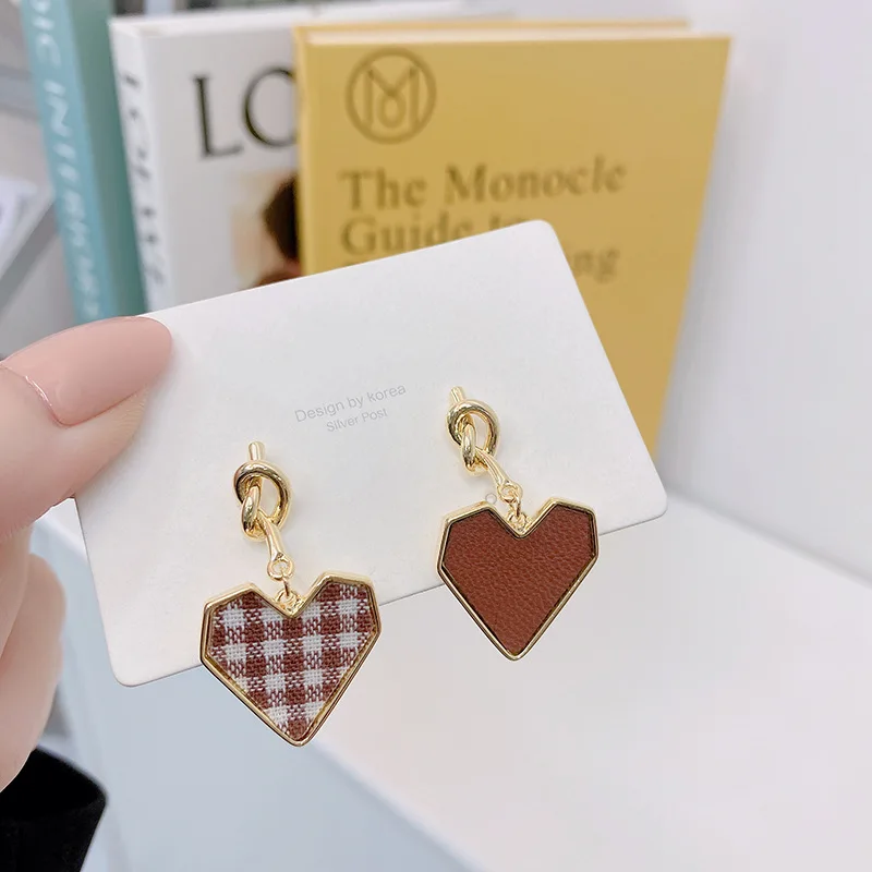 

Personality Asymmetrical Love Checkerboard Earrings Ins Hot Sale Lady Temperament Charm Exquisite Heart Earring Christmas Gift