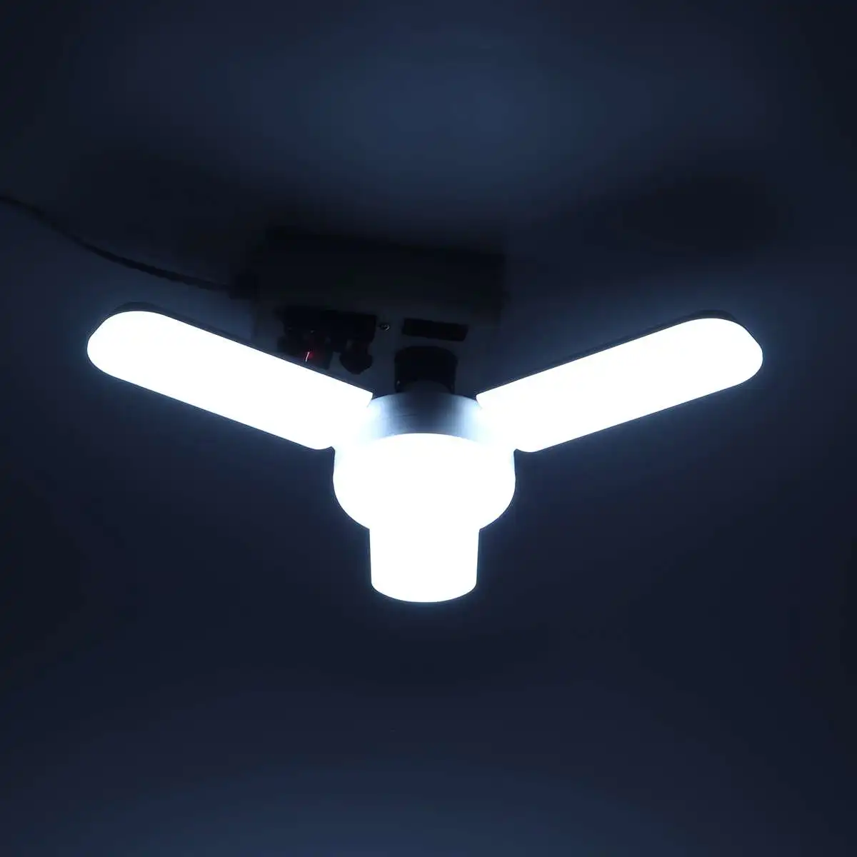 

E27 85-256V LED Garage Light 120LED Adjustable Lighting Angle Folding Light Suitable For Garage / Basement / Shop / Workshop