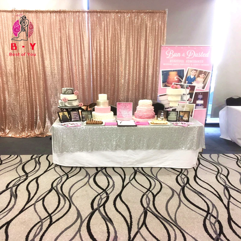 Круглая шелковая скатерть с блестками стол квадратной крышкой на столе