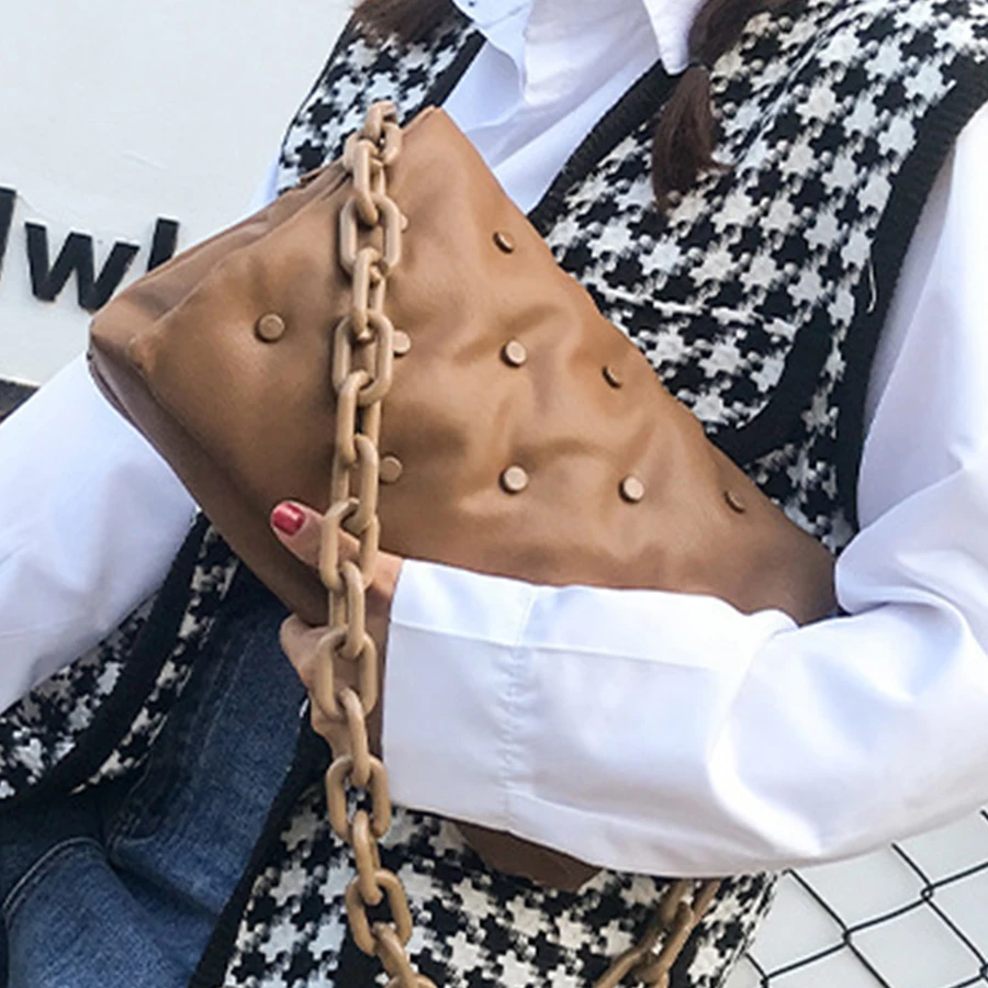 

Роскошные сумки через плечо с заклепками и цепочкой для женщин 2021, модные однотонные женские сумки через плечо, брендовые дизайнерские коше...