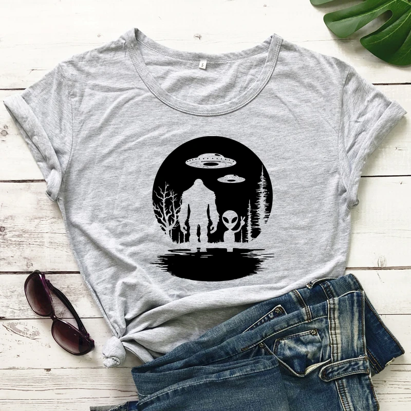 

Bigfoot And Alien Under The Moon T-shirt Funny UFO Space Graphic Tshirt Casual Women Short Sleeve Hipster Grunge Top Tee Shirt