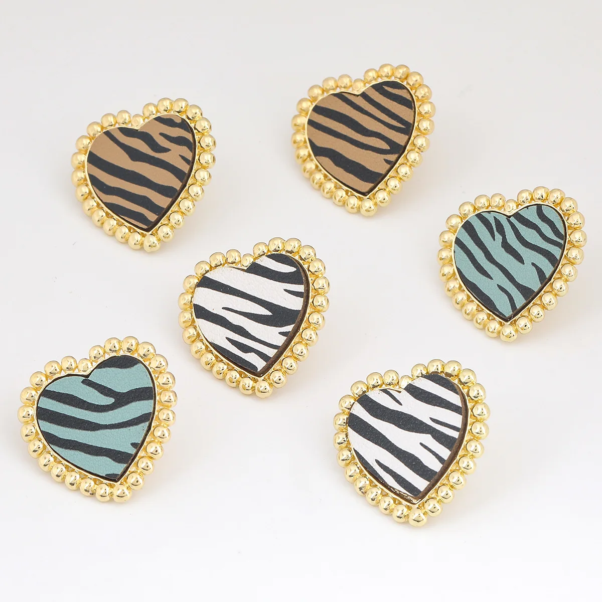 

Korean Version of The Trend of Love Heart Shape Earrings OL Fashion Jewelry Women's Simple Personality Artificial Leather Gift