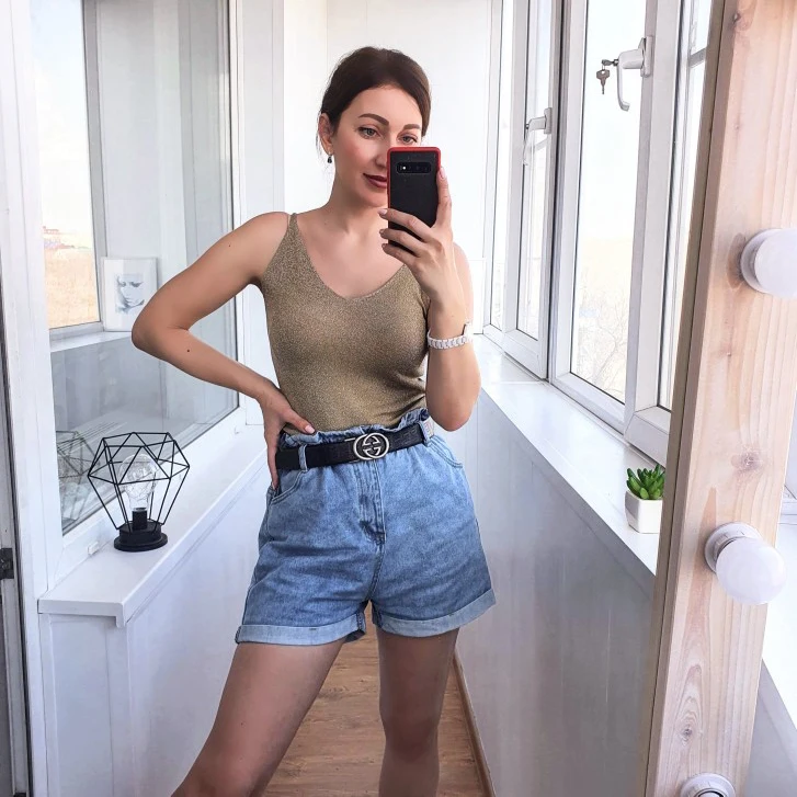 Женская Трикотажная майка на тонких бретельках с V-образным вырезом | одежда