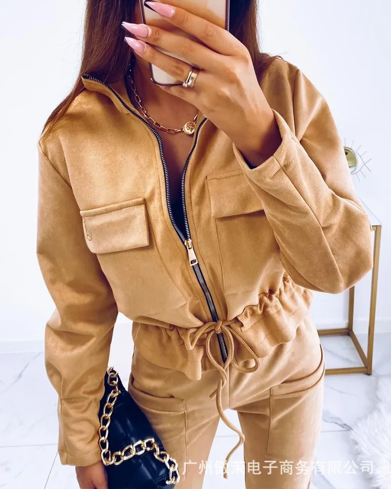 

Короткая женская куртка с накладными карманами, зимнее пальто