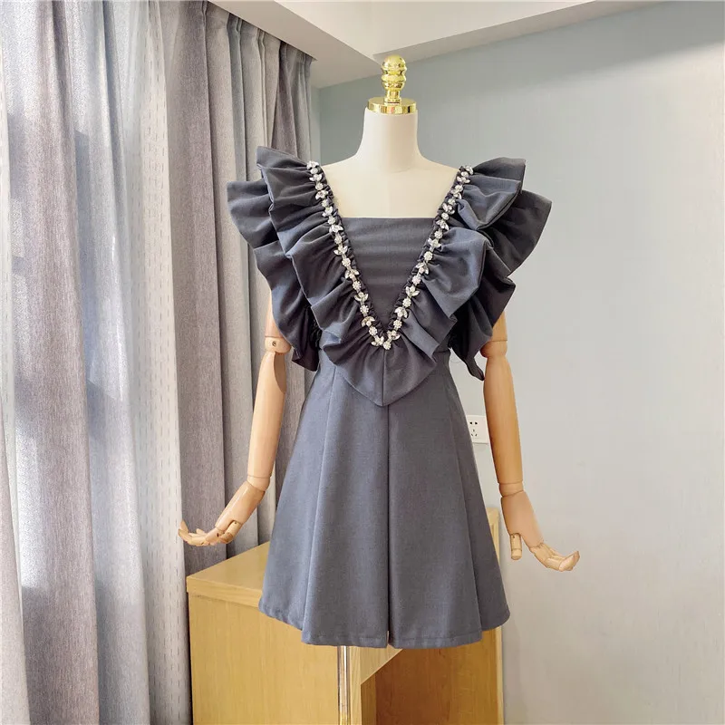 

Женское платье с оборками и V-образным вырезом