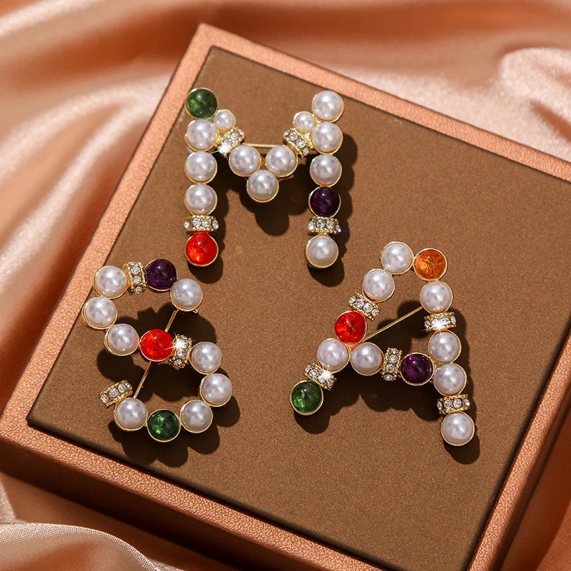

New Arrival Simulated Pearl Letters Initial Brooch Pins in Gold Color Plated лист брошка