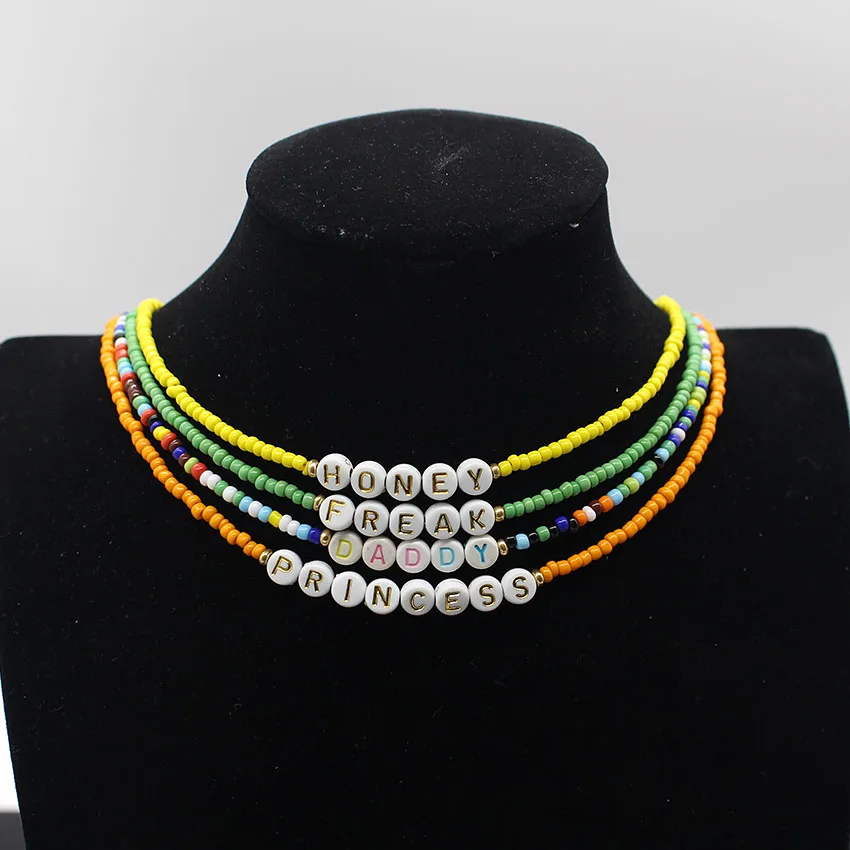 

Ожерелье с именем на заказ, 2021 семян бусин, именная табличка радужного цвета, чокер ручной работы, ожерелья, подарок на день рождения