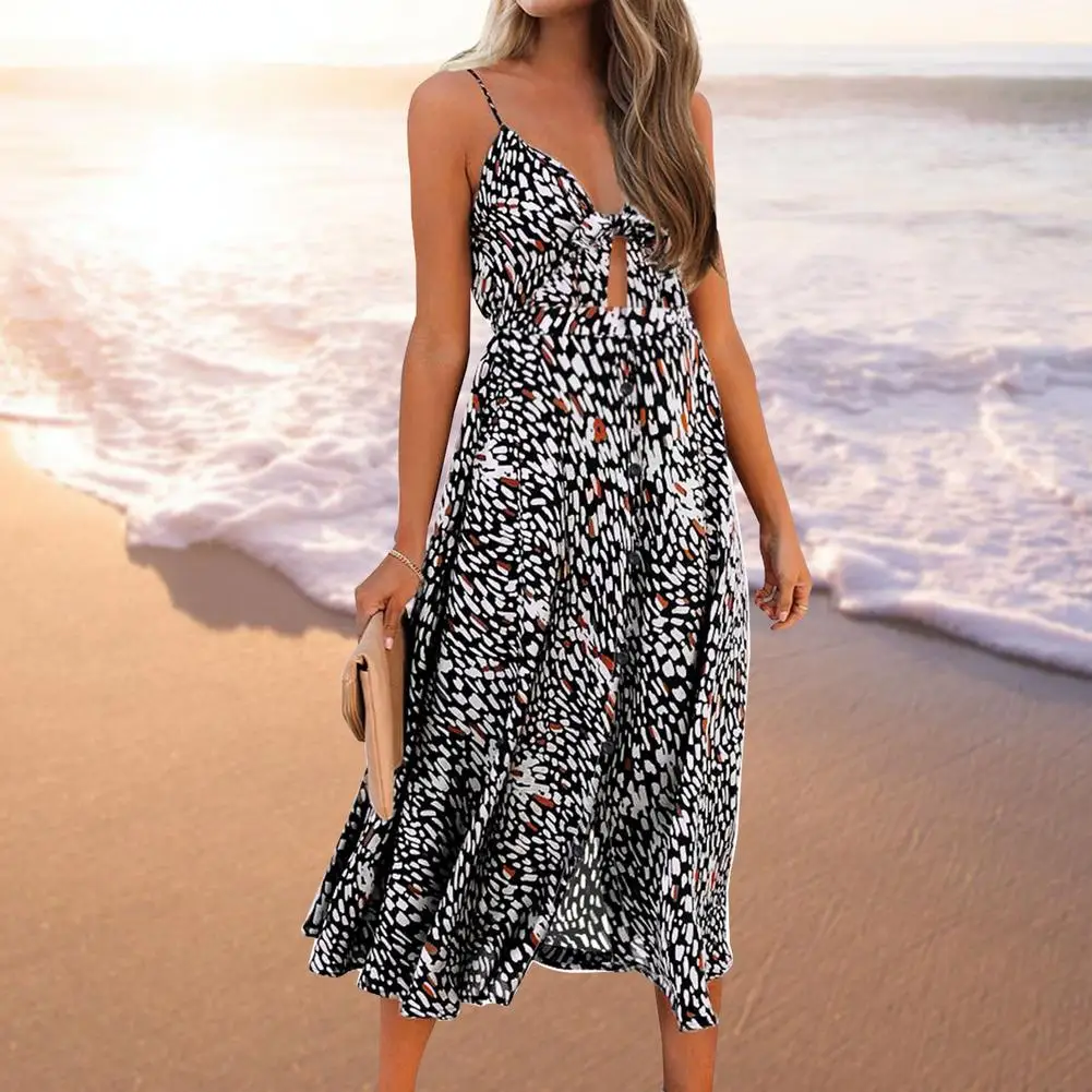 

Платье средней длины на пуговицах с леопардовым принтом и V-образным вырезом