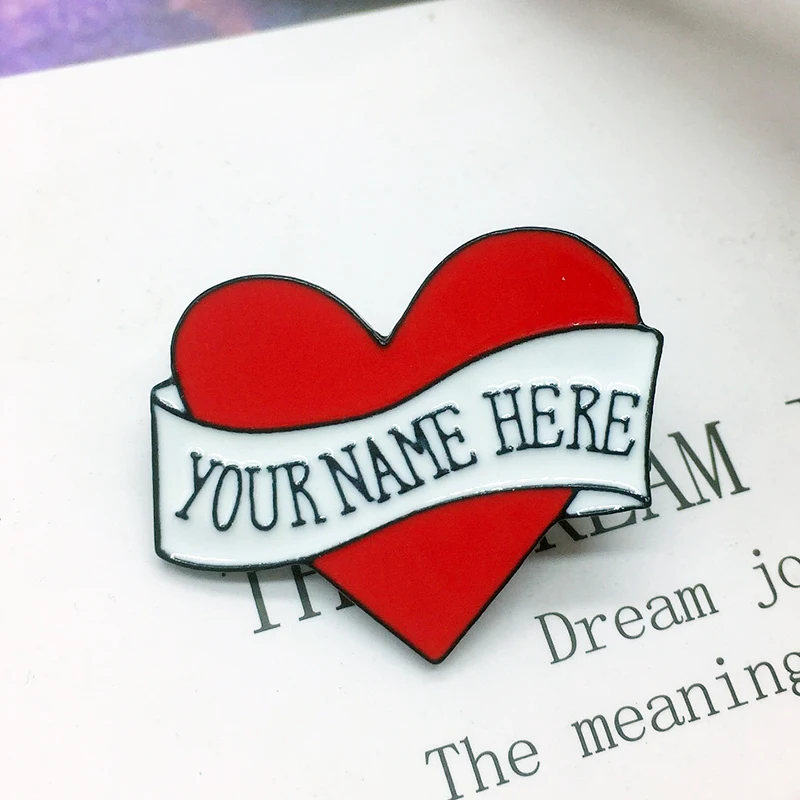 Красная металлическая эмалированная брошь с надписью You Name Here | Украшения и