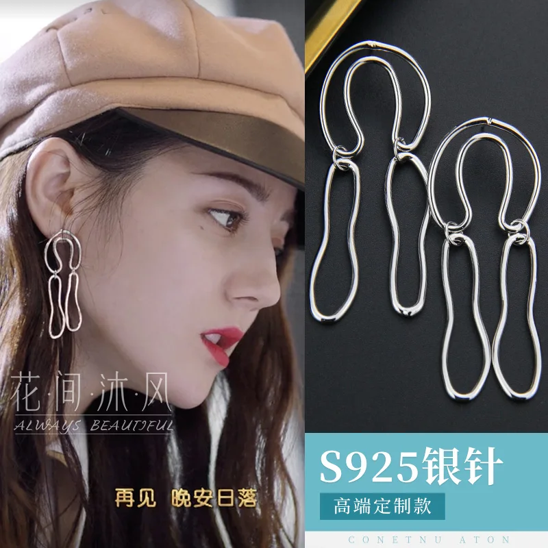 Счастливые в руке серьги Dilireba том же стиле полые металлические геометрические