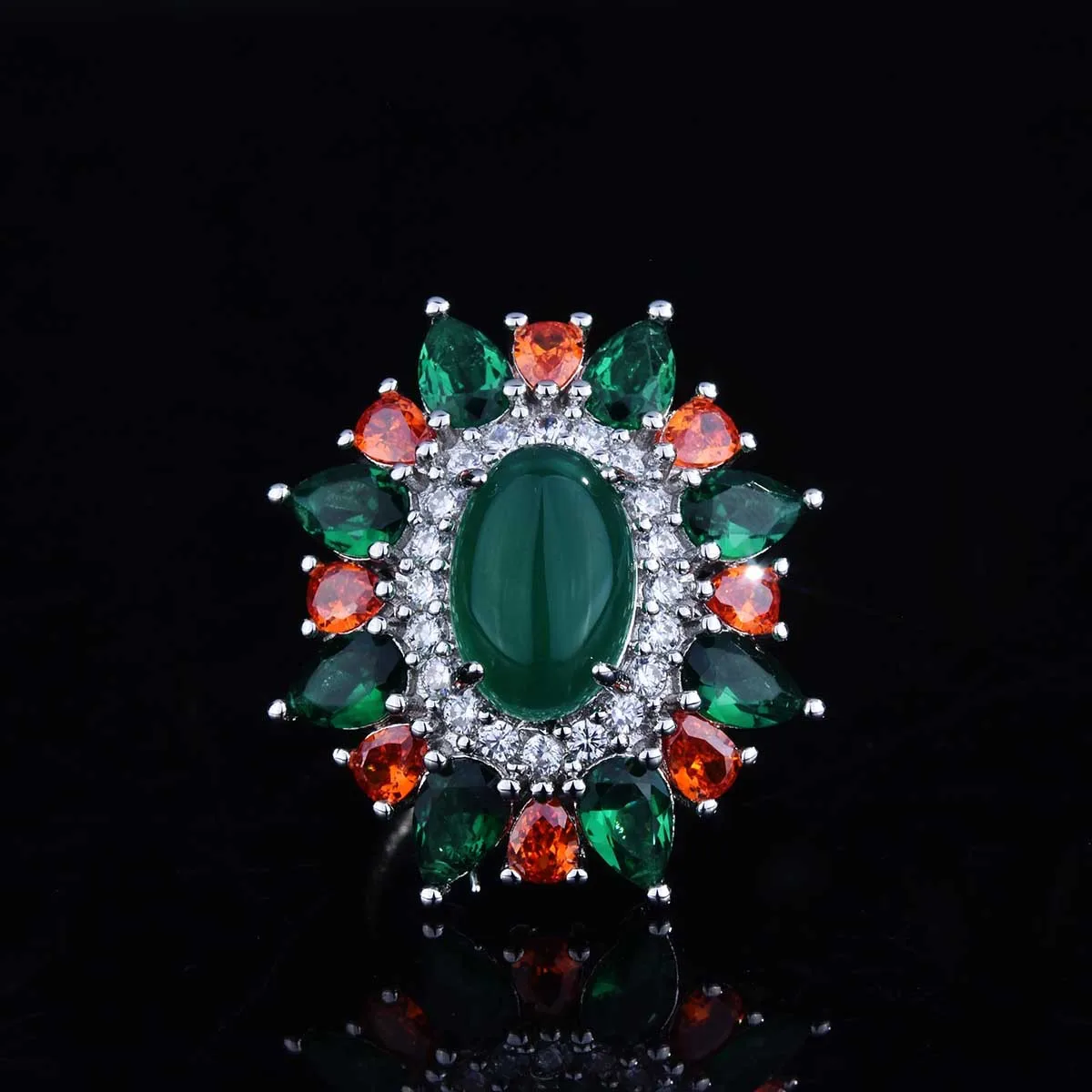 

Gorgeous Large Green Chalcedony Women Wedding Ring Noble Imitated Emerald Cubic Zirconia Engagement Jewelry Gift Classic Jewelry