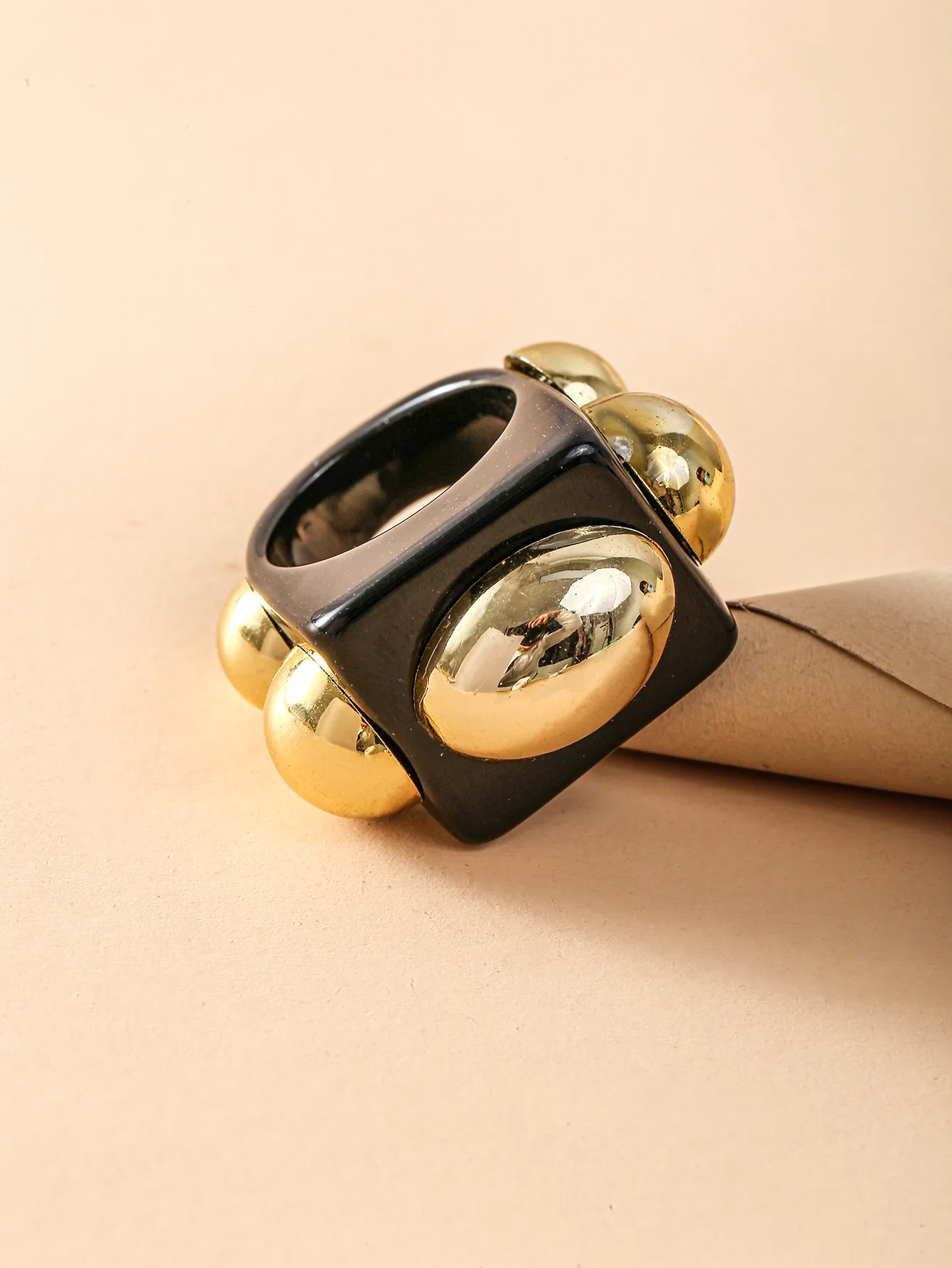 

2021 Summer New Golden Bead Colorful Transparent Resin Acrylic Square Rings for Women Girls Friends Couple Fashion Jewelry