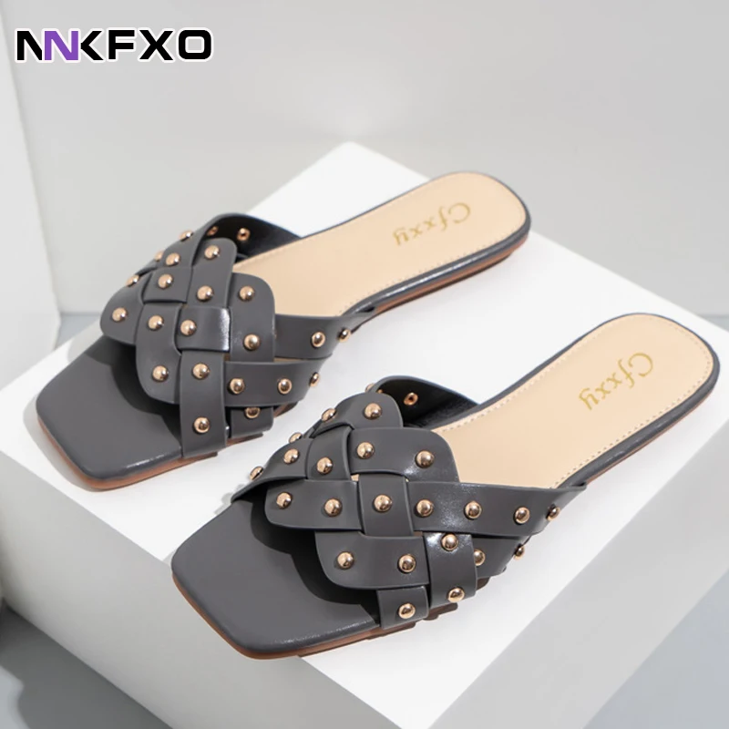 

Шлепанцы женские с заклепками и тонким ремешком, мягкие сандалии на плоской подошве, пляжные тапочки, для отдыха на открытом воздухе, караме...