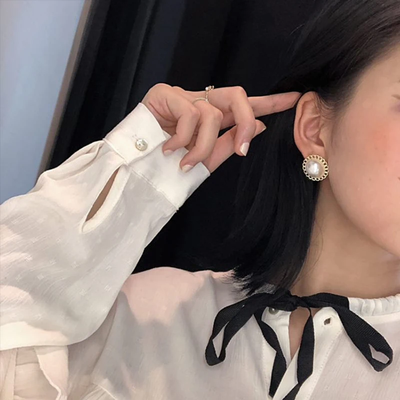 

Han Edition Retro Elegant Pearl Earrings Stud earrings Women Party Contracted Temperament Metal lace Wedding Jewelry