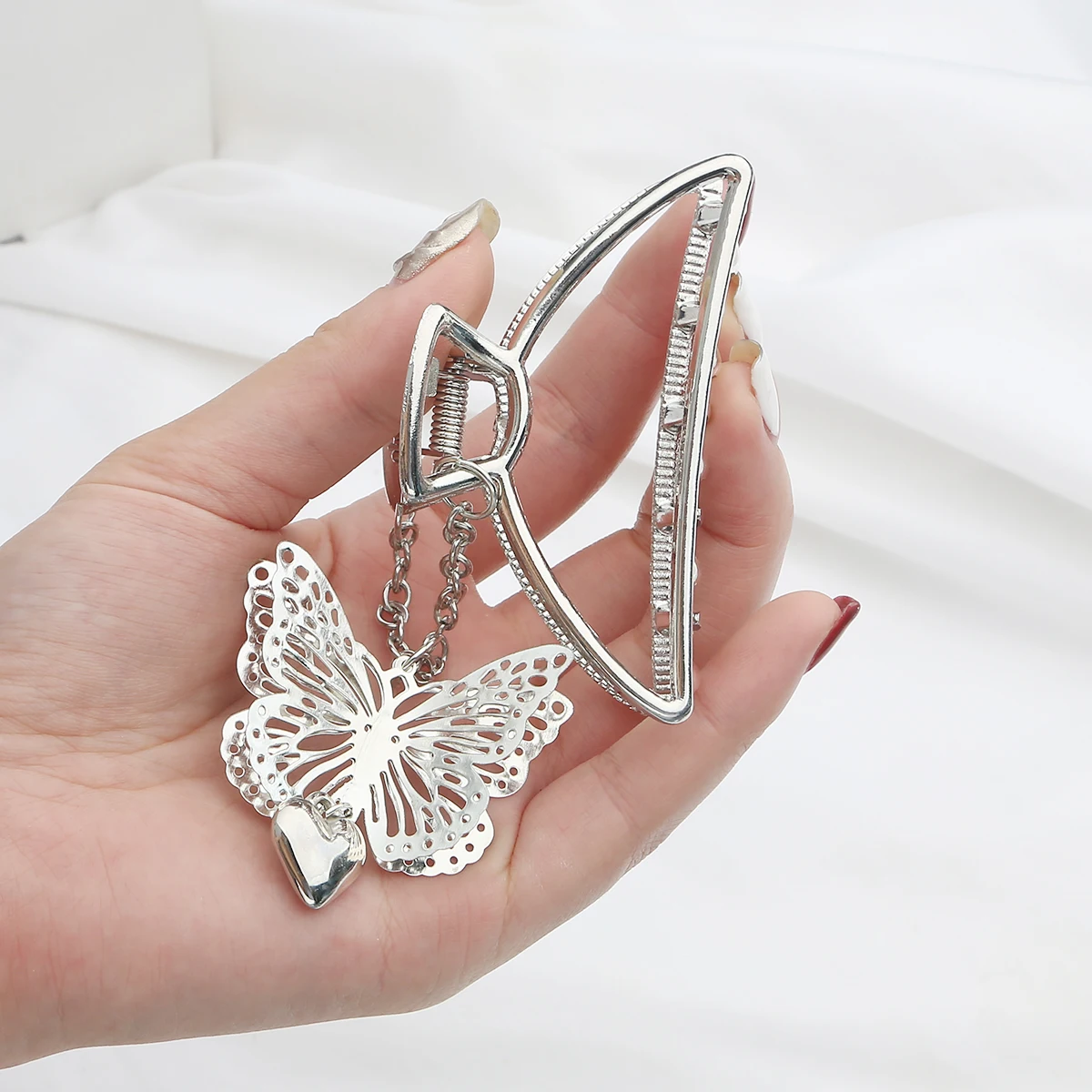 

New Vintage Goth Long Tassel Butterfly Metal Hairpin Love Pendant Barrettes for Women Party Accessories Jewelry