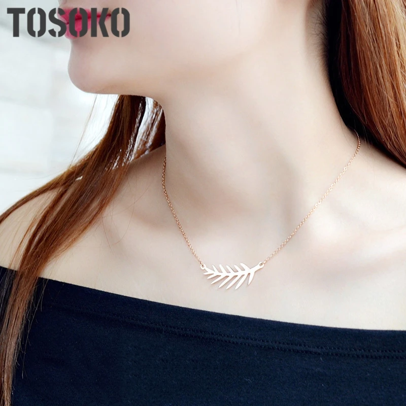 

TOSOKO Fashion 3CM/4CM Size Leaf Clavicle Necklace For Women Stainless Steel Necklace Jewelry Gift BSP234