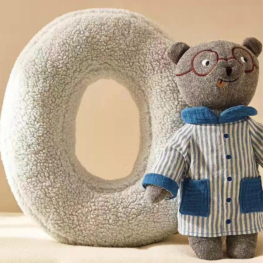 Симпатичная декоративная подушка с рисунком на английском языке для детской