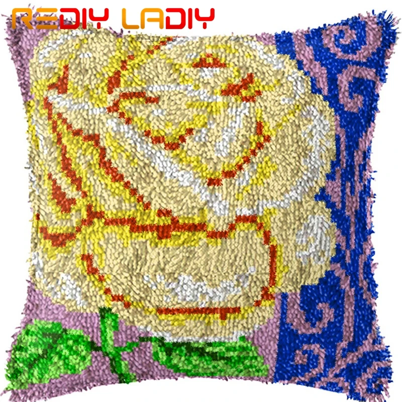 Крюк с защелкой подушки кремового оттенка предварительно нанесенными надписями