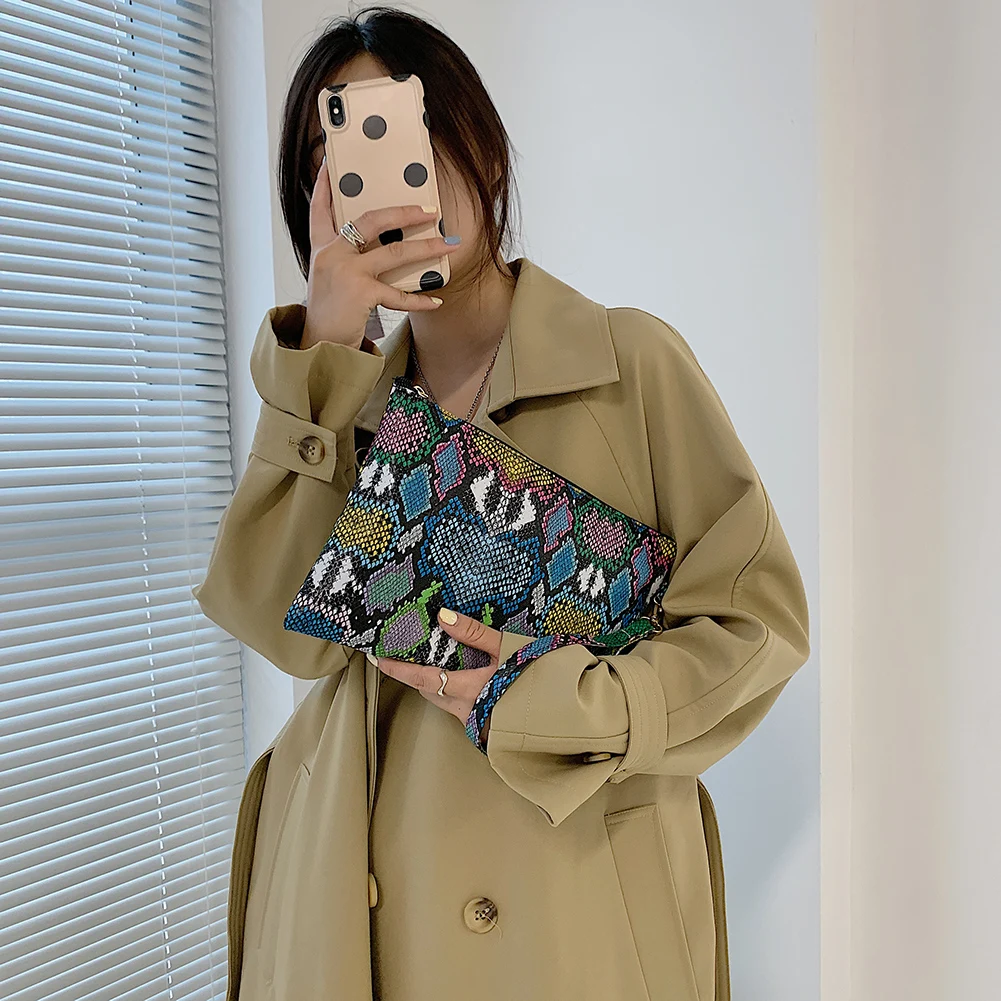 Женская сумка-конверт из искусственной кожи со змеиным принтом |